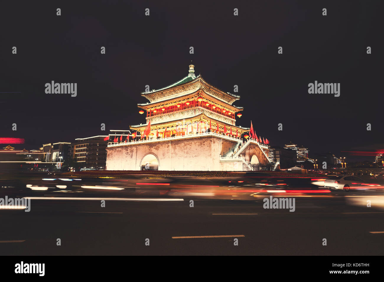 Les tons de couleur de l'image xian Bell Tower at night, long exposure photo avec lumière de voiture des pistes, la Chine. Banque D'Images