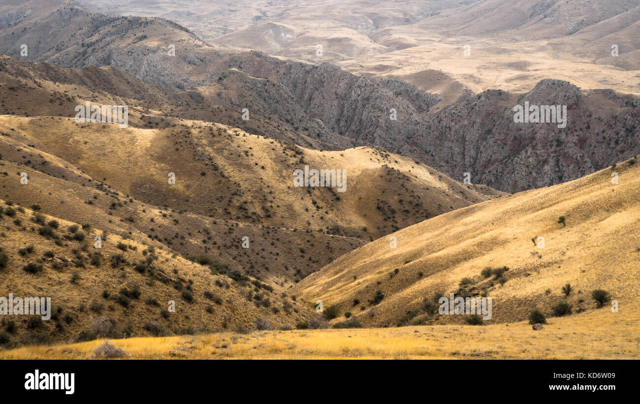 Vue panoramique sur les montagnes et collines en Arménie l'horizontale Banque D'Images