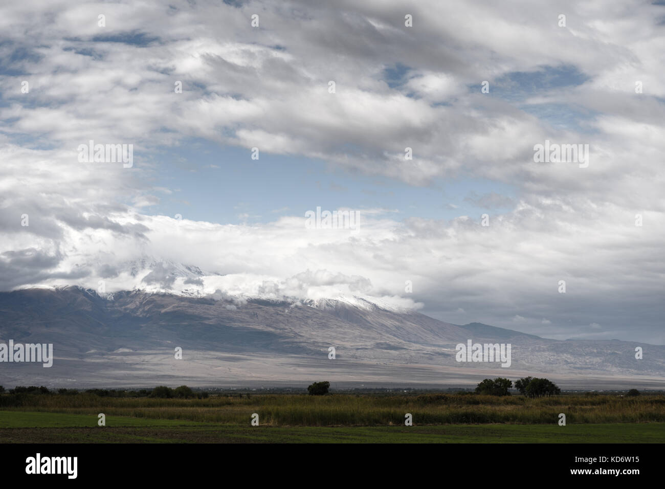 Ciel nuageux sur le mont Ararat en Arménie l'horizontale Banque D'Images