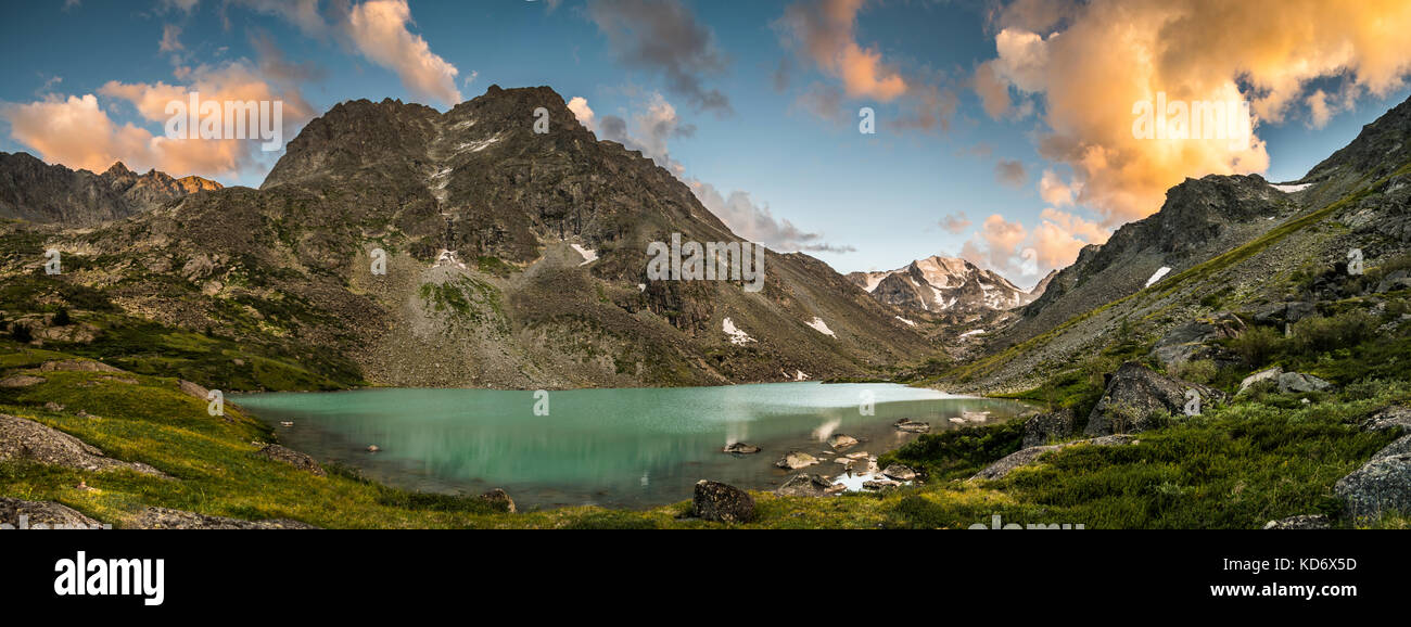 Vue panoramique sur le majestueux lac de montagne entouré de crête de montagne durant le coucher du soleil, Augusta national park, république de l'Altaï, en Sibérie, Russie Banque D'Images