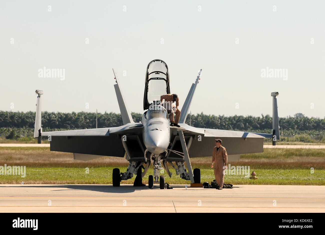 Homestead, Floride - le 6 novembre 2010 : les pilotes préparent leur f/a-18 de la marine. vol jetfighter visite l'Homestead Air Reserve Base. Banque D'Images