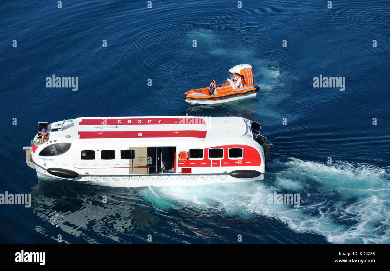 Cozumel, MEXIQUE - 16 décembre 2010 : l'équipage du bateau de croisière Norwegian Epic évalue la sécurité du semoir pour homme à la mer. Les bateaux de croisière sont requis pour le Banque D'Images