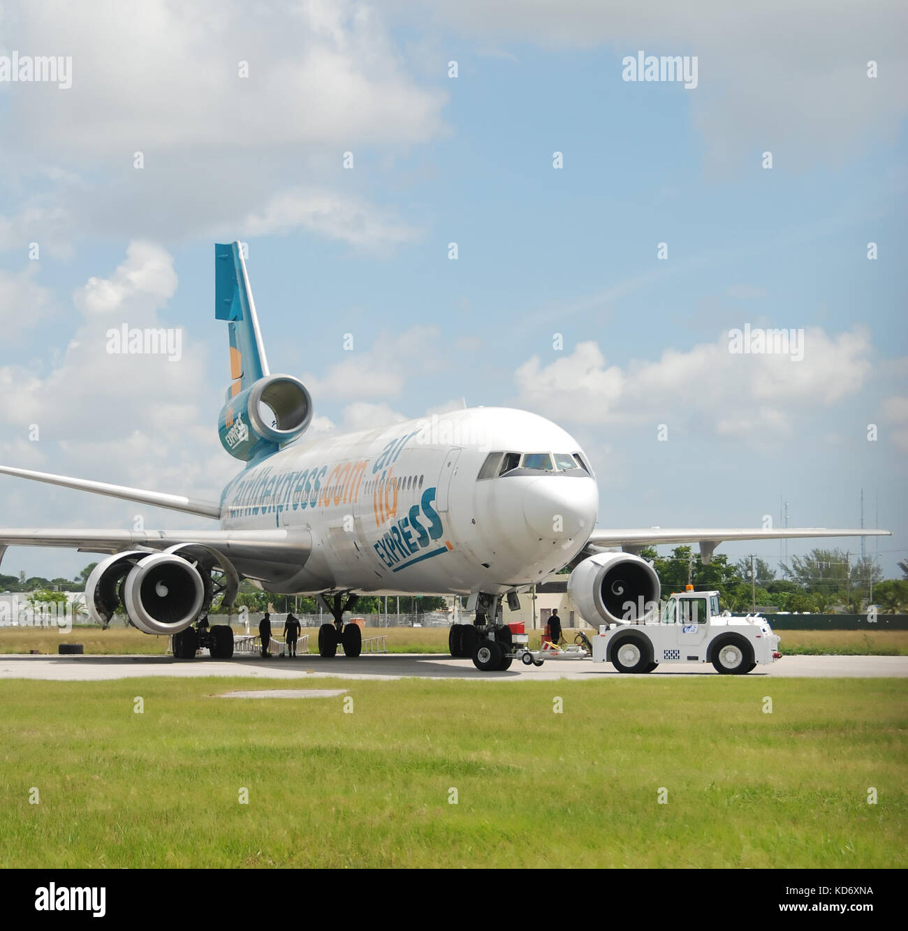Miami, USA - Le 29 août 2007 : retraite vieux avions de transport de passagers a été supprimée pour métal et pièces. airlib express dc-10 à être coupés en morceaux à Opa Locka ai Banque D'Images
