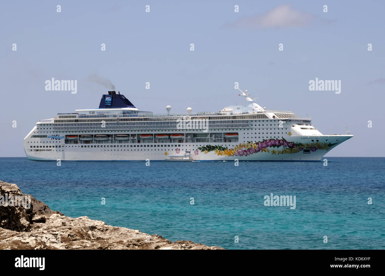 Stirrup Cay, Bahamas - Juillet 20, 2008 : Norwegian Sky cruise ship conduit les visiteurs à Stirrup Cay aux Bahamas. Les îles sont une destination populaire f Banque D'Images