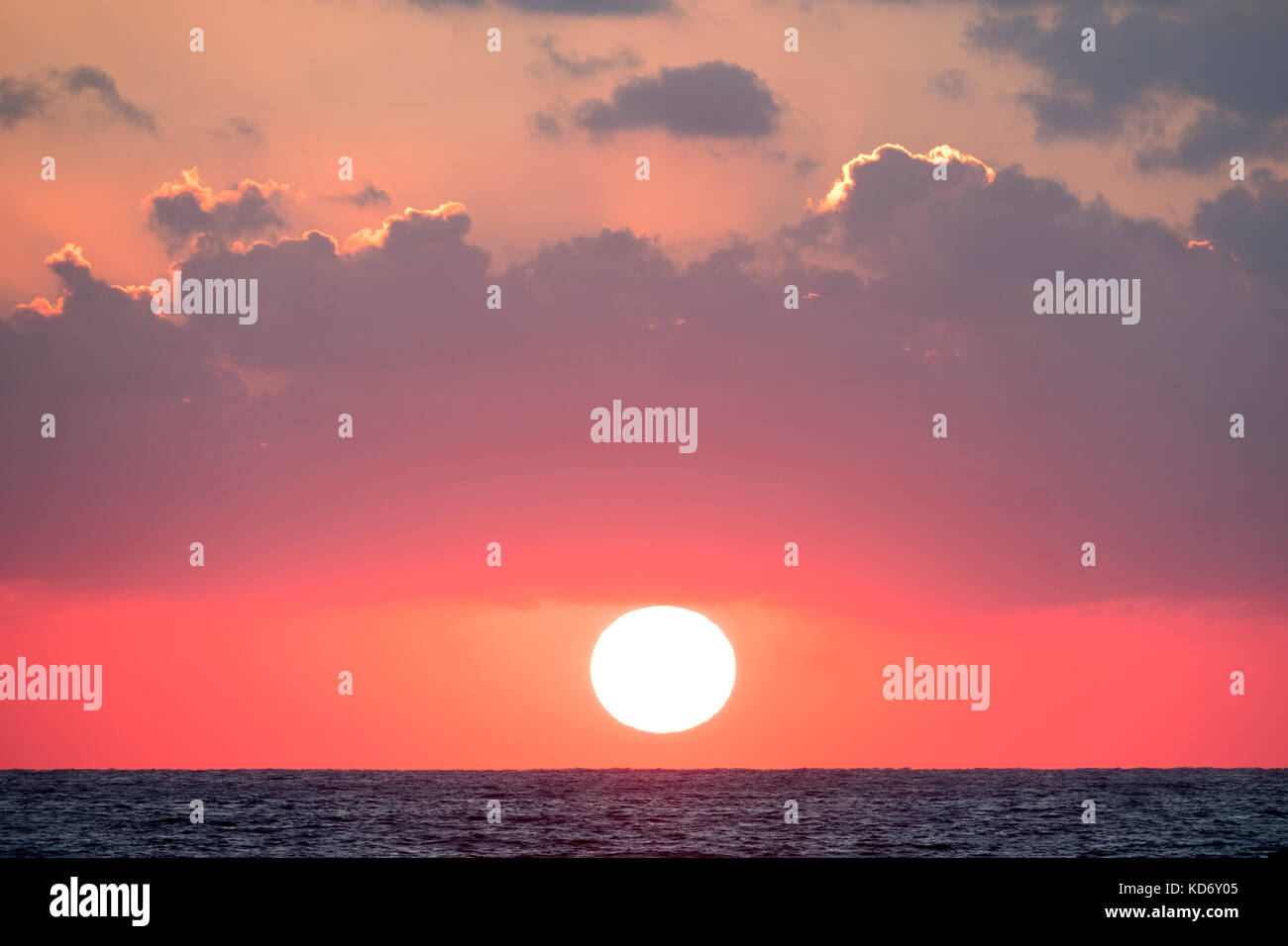 Le soleil se couche sur la mer Méditerranée à l'ouest de Paphos , Chypre Banque D'Images