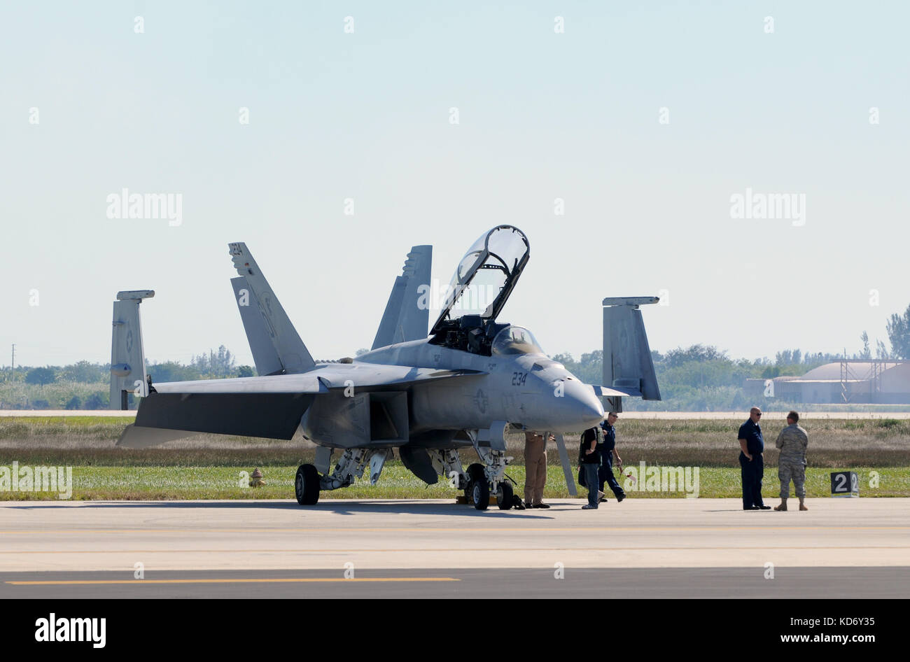 Miami, USA - nov 6, 2010 : préparer les équipes de l'US Navy un f/a-18 pour le vol à la Homestead Air Reserve Base près de Miami, en Floride. le f/a-18 est le m Banque D'Images