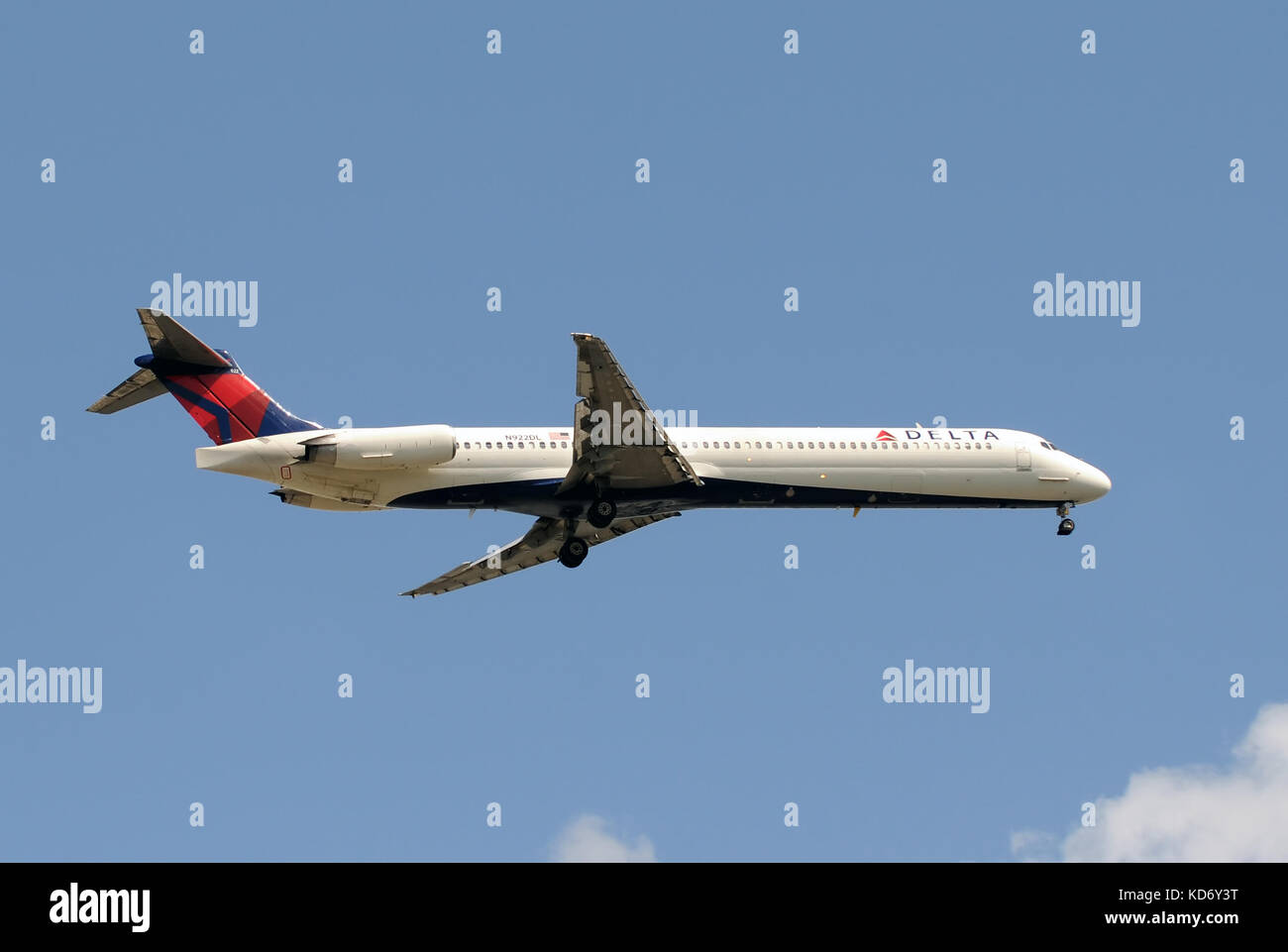 Miami, USA - 17 septembre 2011 : jet passagers de Delta Airlines à l'atterrissage à l'aéroport international de Miami. delta exploite un grand nombre de vieillissement md-80 ser Banque D'Images