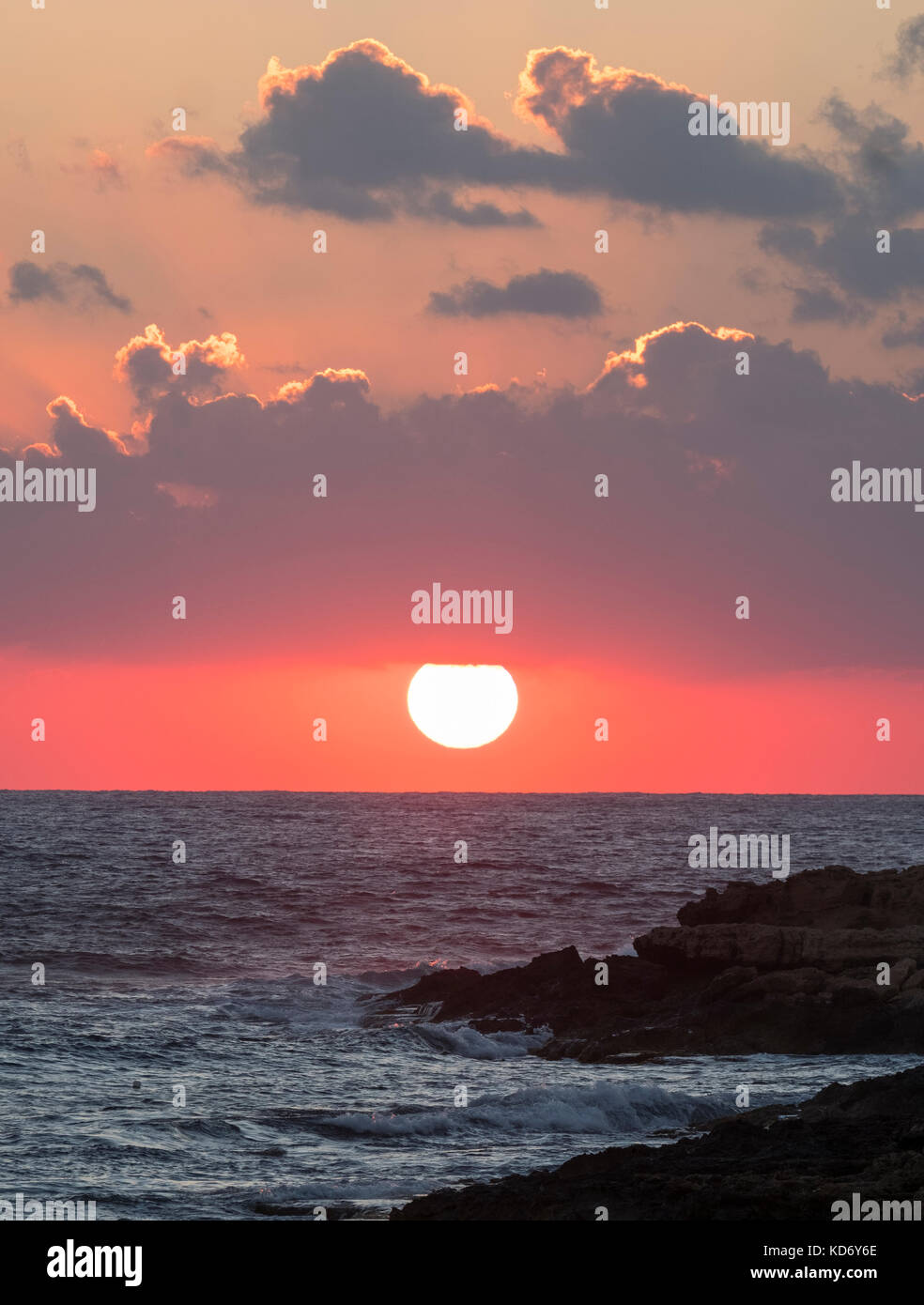 Le soleil se couche sur la mer Méditerranée à l'ouest de Paphos , Chypre Banque D'Images