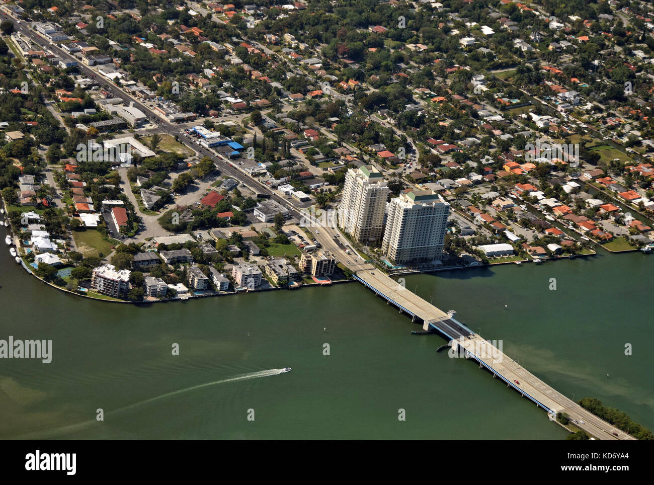 Vue aérienne du quartier du front de mer dans la région de Miami en Floride Banque D'Images