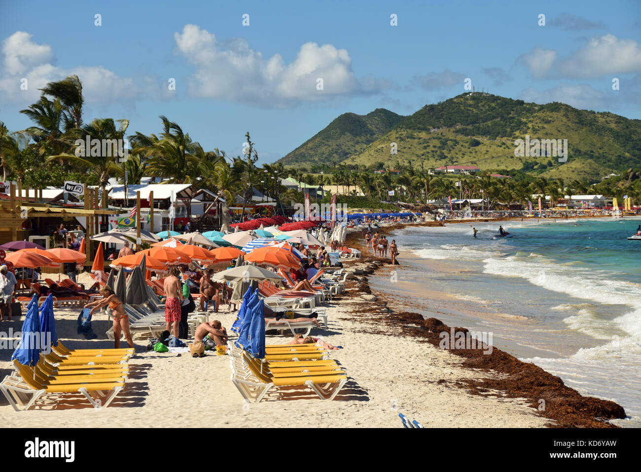 Orient Beach - 24 décembre : les touristes profitez d'une journée ensoleillée sur la célèbre plage d'Orient Bay, Saint Martin le 24 décembre 2014 Banque D'Images