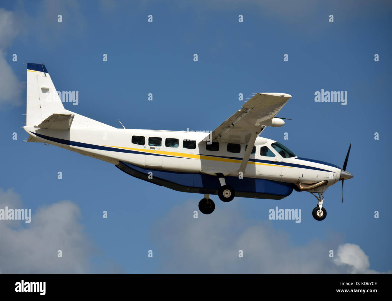 Biturbopropulseur moderne avion en vol vue de côté Banque D'Images