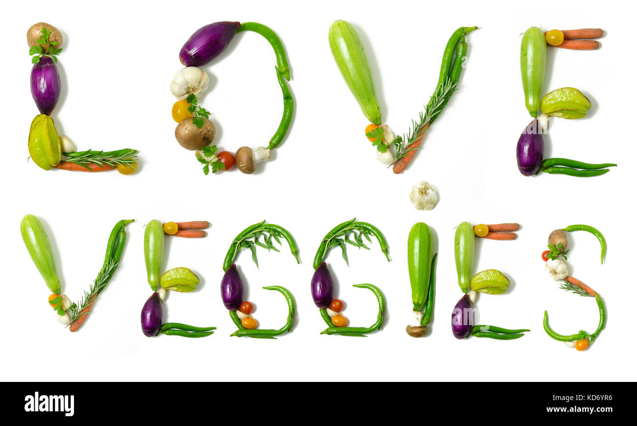 Phrase 'love veggies" écrit avec des légumes comme un concept de style de vie sain, régime végétarien ou végétalien, la remise en forme ou la réduction de calories Banque D'Images
