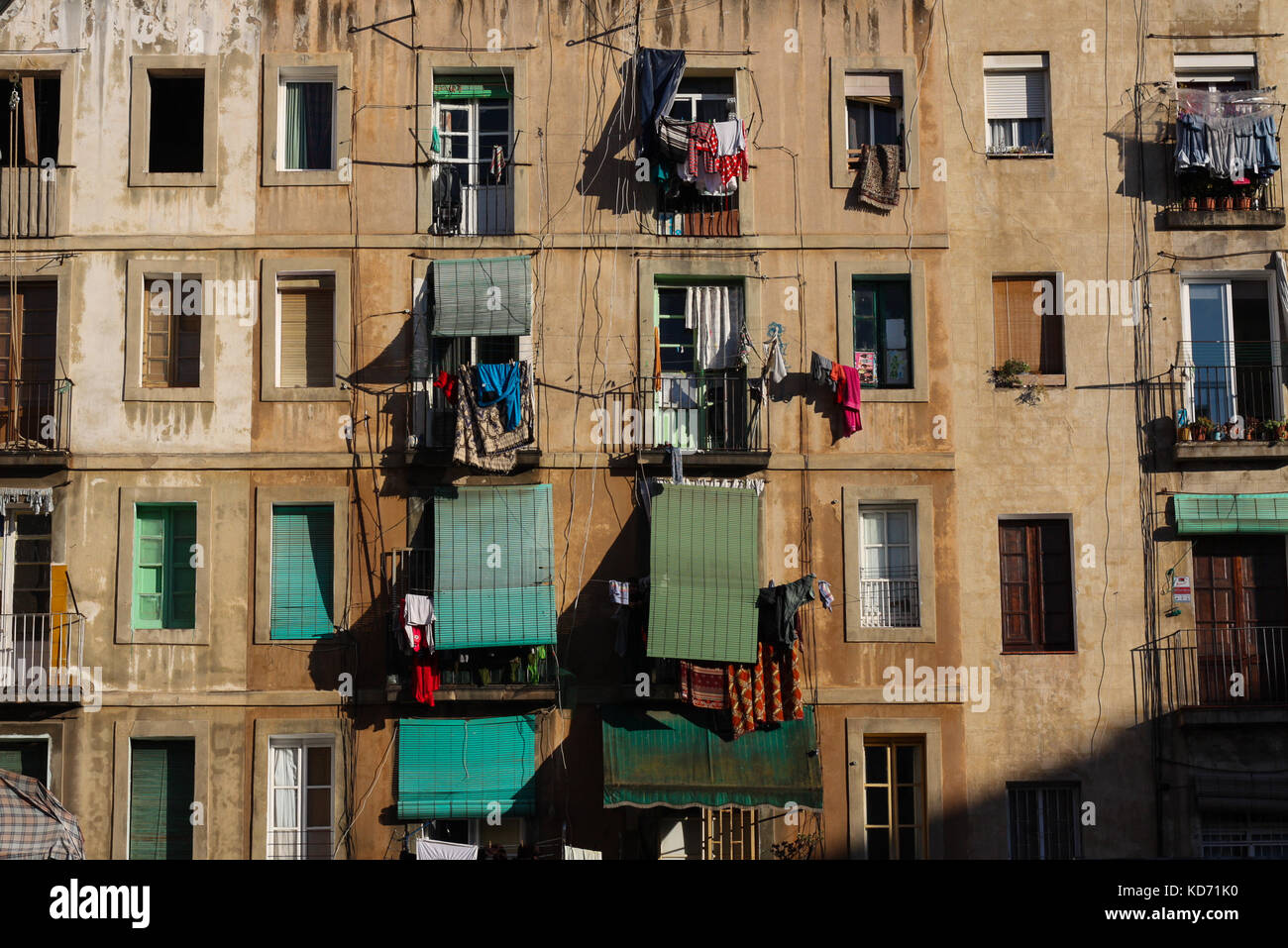 Vue sur les appartements avec stores et balcons dans le quartier de Raval, Barcelone, Espagne. Banque D'Images