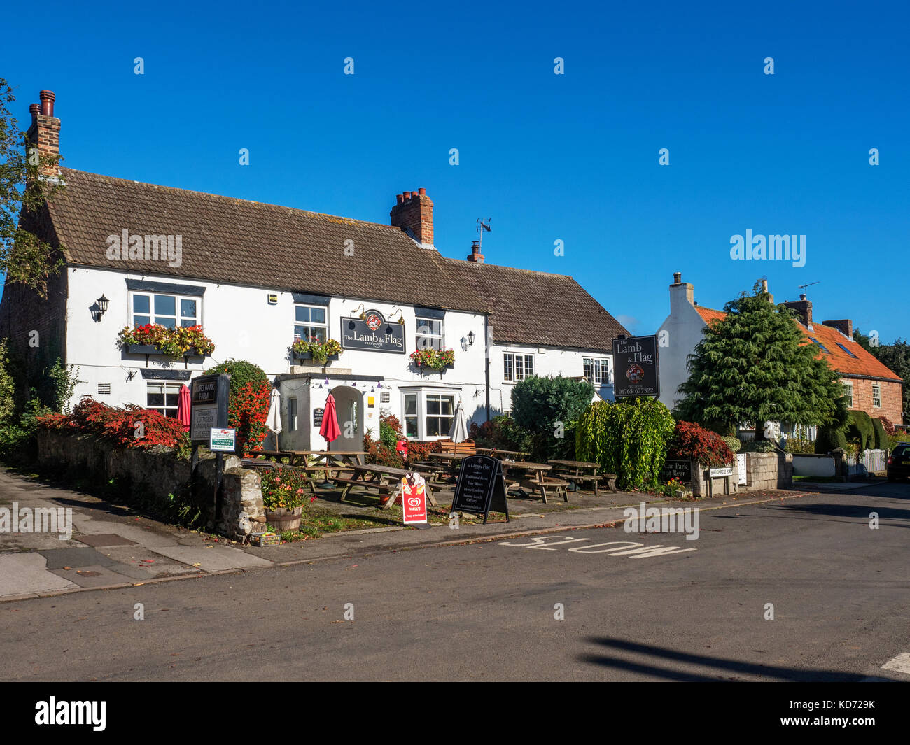 Le pub du village d'agneau et d'un drapeau à Bishop Monkton près de Ripon North Yorkshire Angleterre Banque D'Images