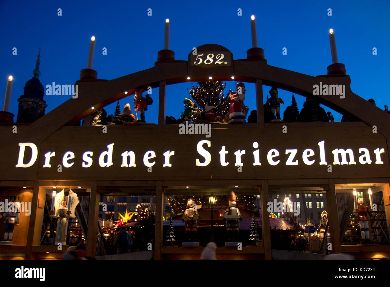 La porte décorée à la marché de noël de Dresde, Allemagne. Marchés de Noël traditionnels dresde striezelmarkt au coucher du soleil. Banque D'Images