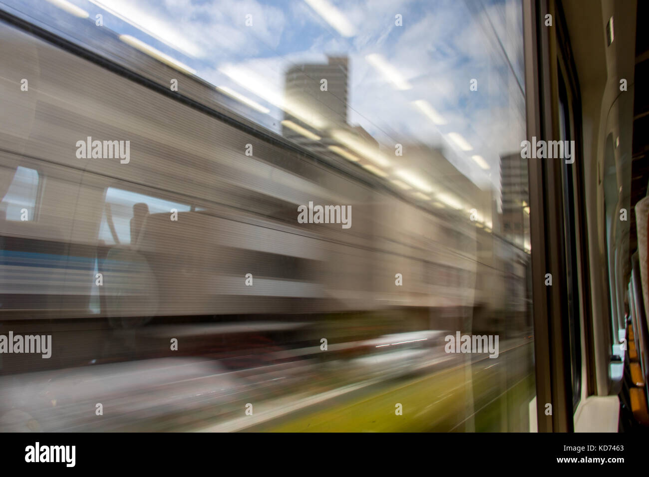 Vue de la fenêtre d'un train. La zone industrielle est en marche derrière les fenêtres d'un train de voyageur Banque D'Images