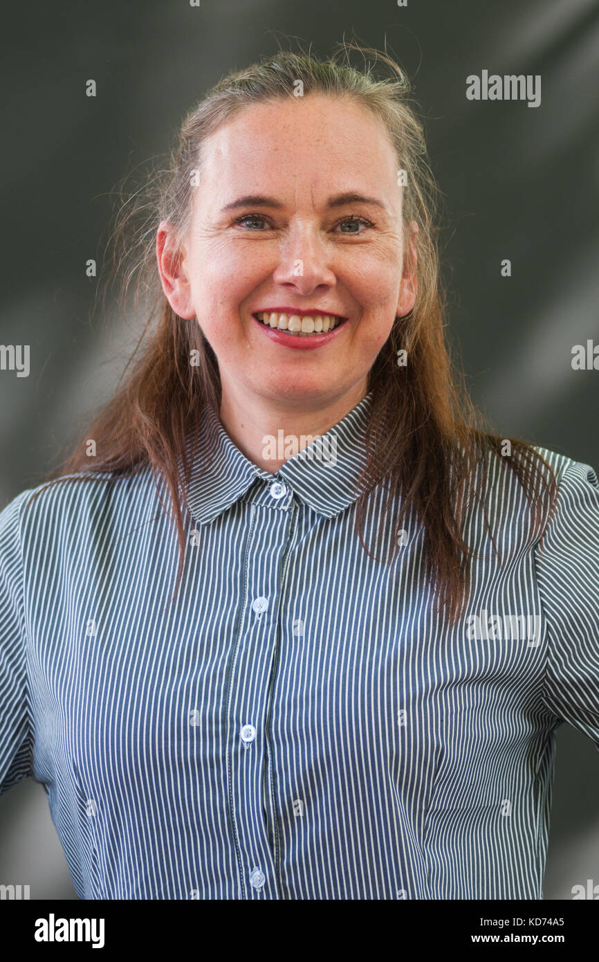 Écrivain islandais des deux romans policiers et children's fiction ysra sigurdardottir assiste à un photocall au cours de l'Edinburgh International Book Festival Banque D'Images