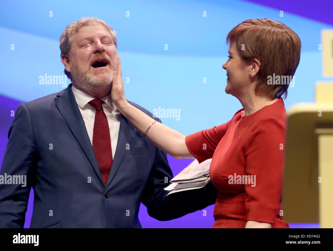 Le premier ministre Nicola Sturgeon rame la barbe du chef de la Depûte Angus Robertson après avoir pris la parole devant les délégués à la conférence du Parti national écossais au SEC Centre de Glasgow. Banque D'Images