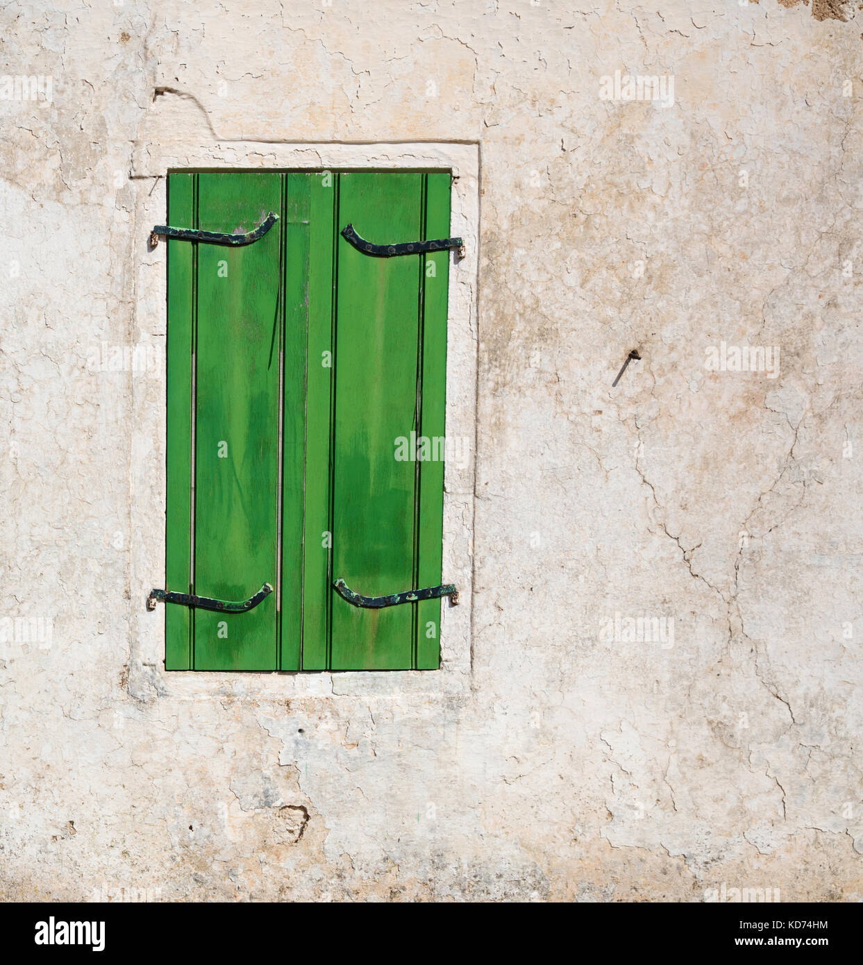 Volets vert fenêtre sur une vieille maison de village sur l'île d'Ithaque dans les Îles Ioniennes Grèce Banque D'Images