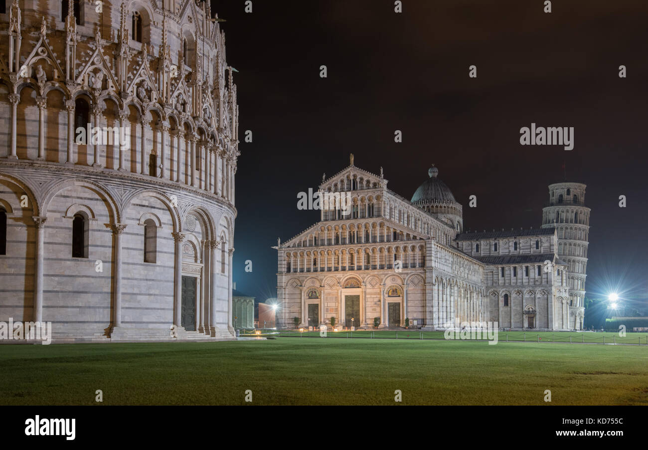 La célèbre Piazza dei Miracoli de nuit à Pise, Toscane. La construction de la cathédrale a commencé en 1064. Banque D'Images