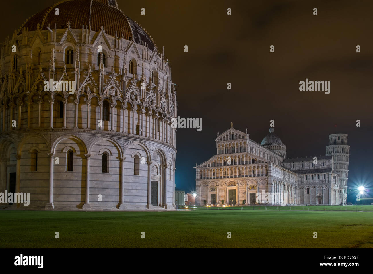 La célèbre Piazza dei Miracoli de nuit à Pise, Toscane. La construction de la cathédrale a commencé en 1064. Banque D'Images