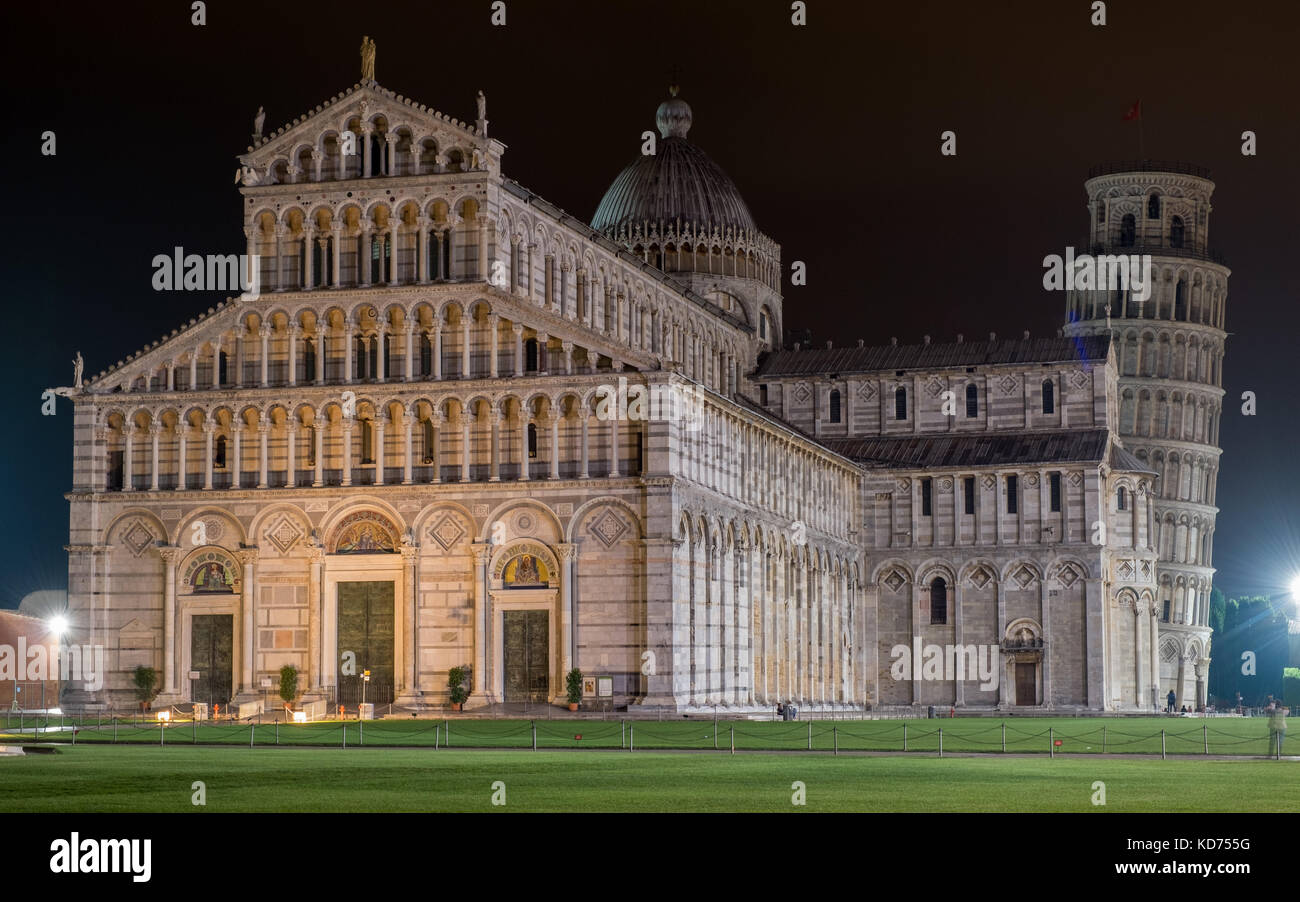 La célèbre Piazza dei Miracoli de nuit à Pise, Toscane. La construction de la cathédrale a commencé en 1064. Banque D'Images