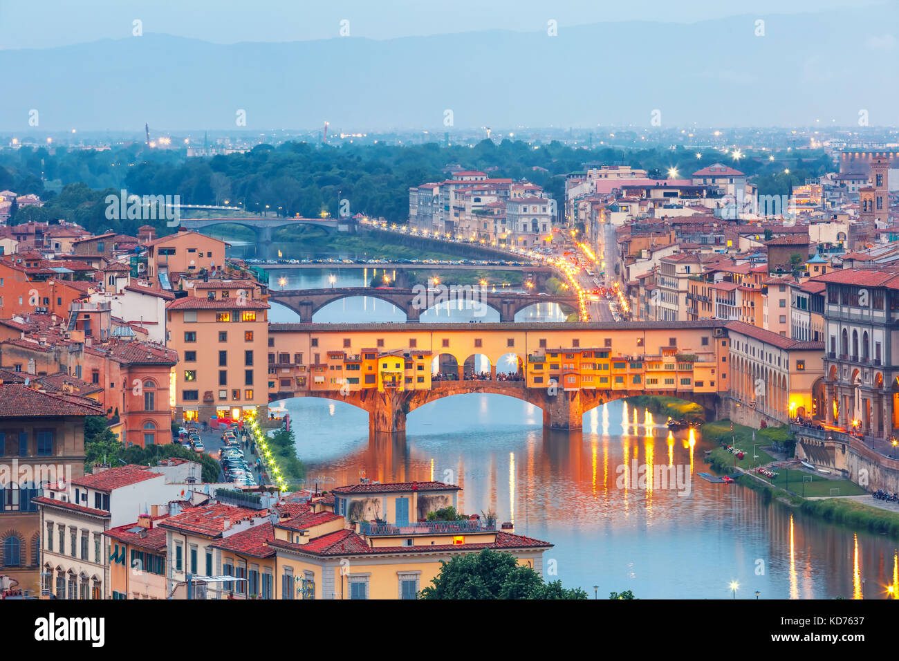 La rivière Arno et le ponte Vecchio à Florence, Italie Banque D'Images