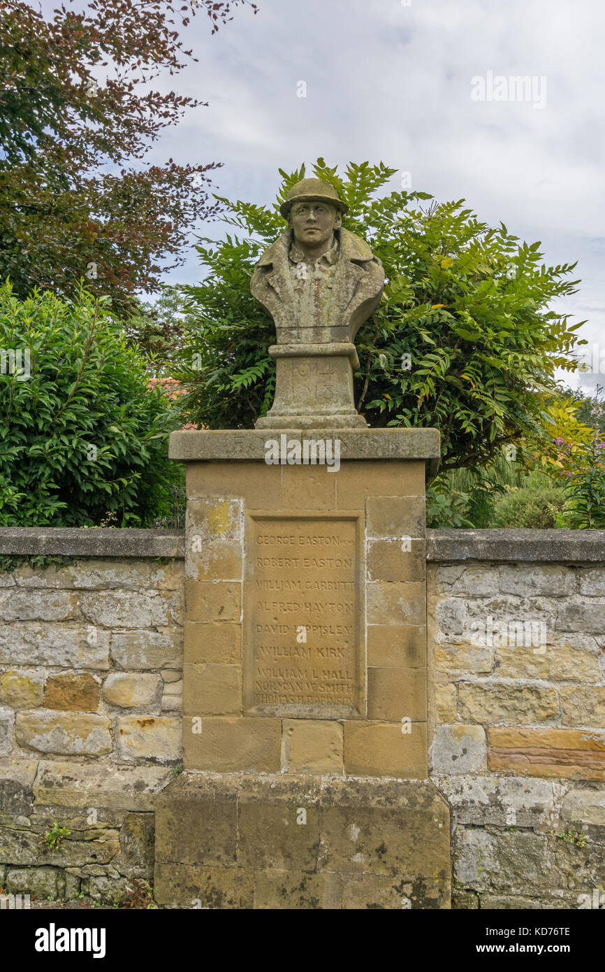 Le monument commémoratif de guerre dans le Yorkshire village de Kilburn, commémore les habitants tués ou disparus dans WW1 Banque D'Images