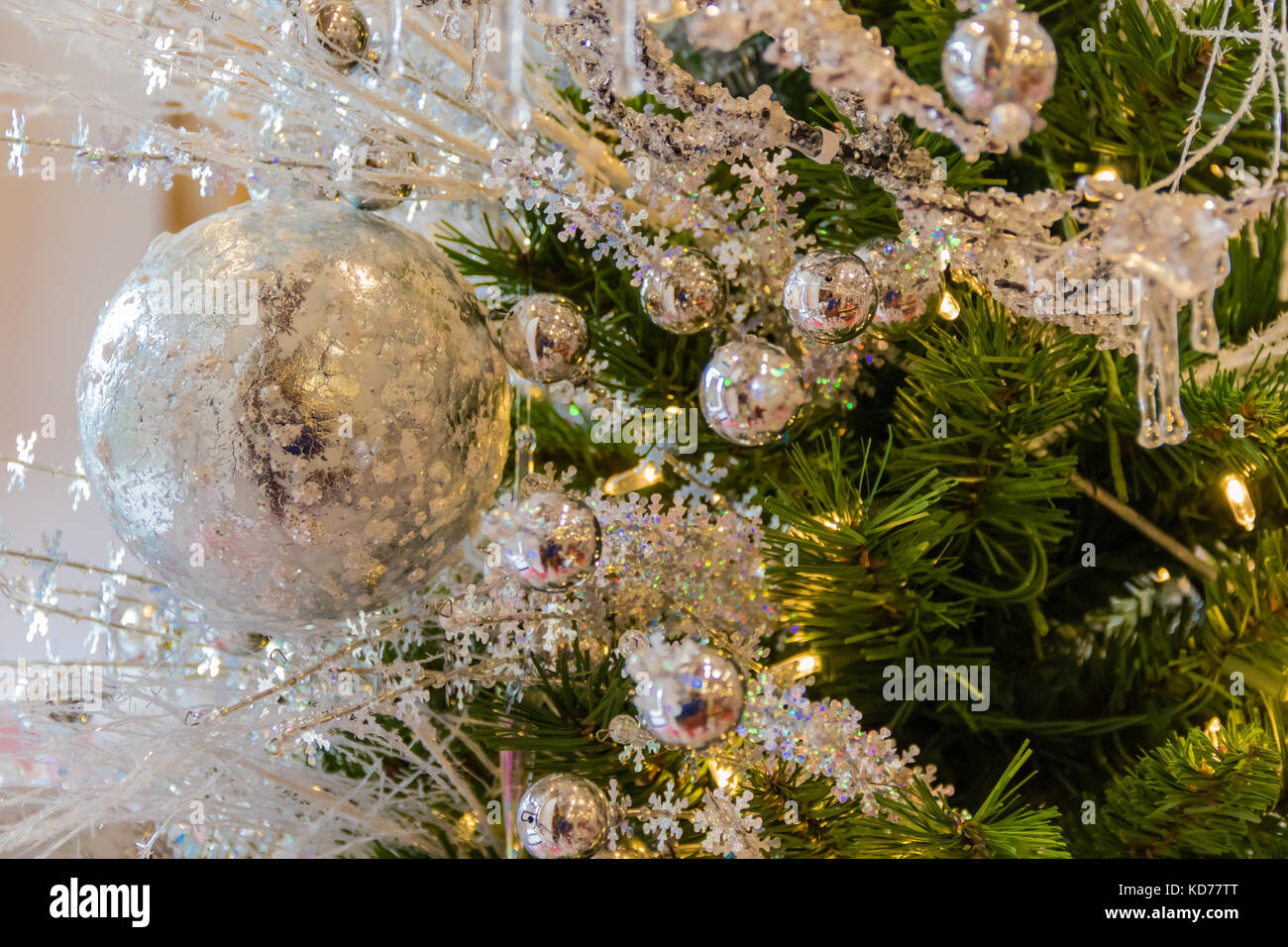 Ornements de Noël d'argent à un arbre de Noël Banque D'Images