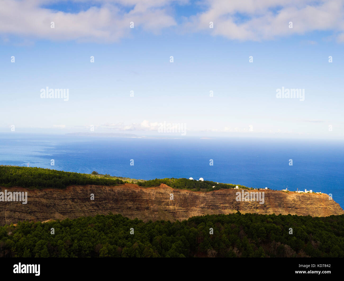 Vue aérienne de l'installation de missiles du Pacifique a sonné, Kauai, Hawaii sur une journée nuageuse. Banque D'Images