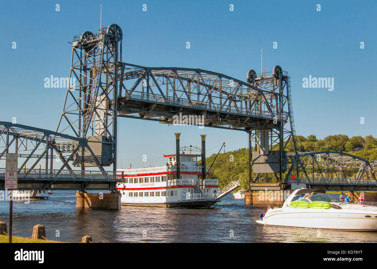 Le pont de Stillwater permet à un bateau à aubes de traverser la rivière Sainte-Croix au Minnesota. Banque D'Images