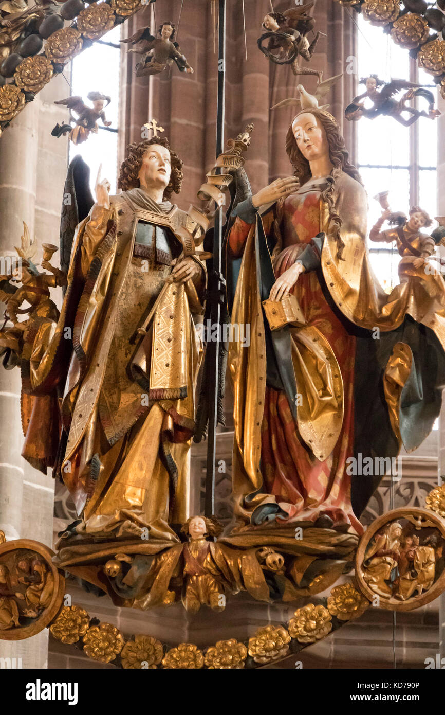 Annonciation ou Salutation angélique, sculptures en bois de mer de Veit Stoss, 1518, église de Saint-Lorenz, Nuremberg, Bavière, Allemagne Banque D'Images
