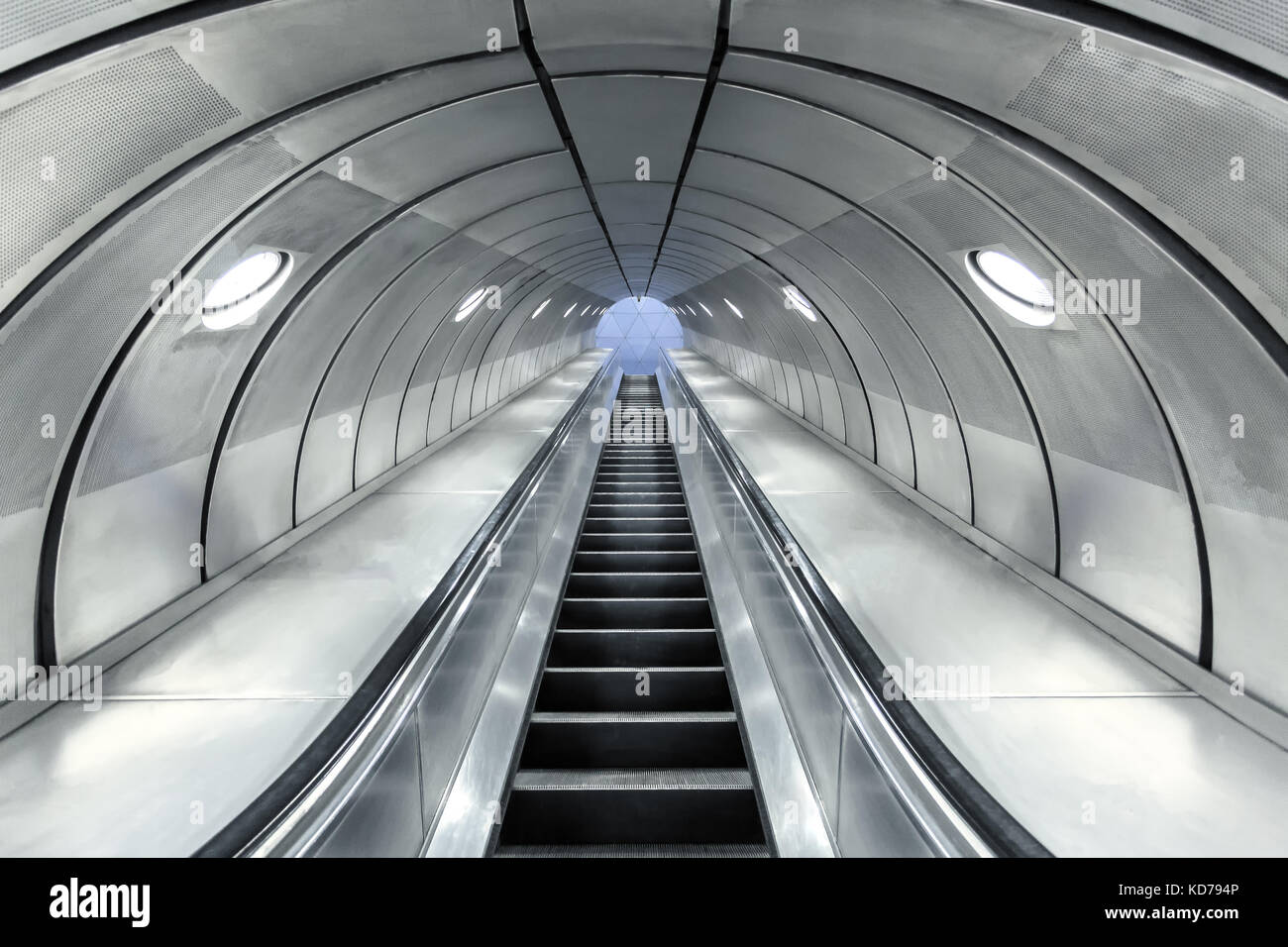 Escaliers mécaniques sur les stations de métro de Londres formées en acier inoxydable souvent appelé stations de métro, les Américains ont un système appelé métro Banque D'Images