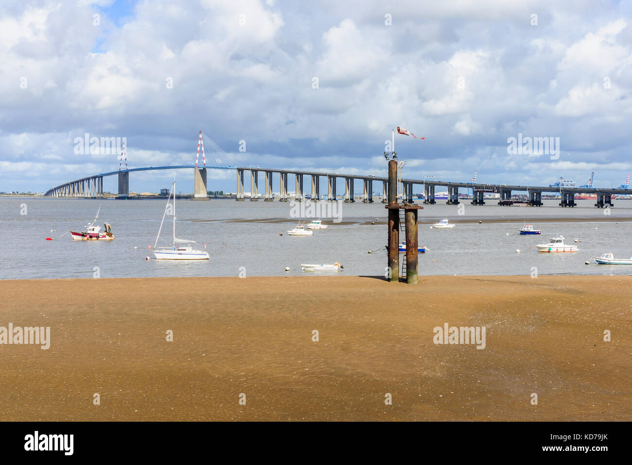 Le saint-nazaire bridge (le pont de saint-nazaire), un pont à haubans sur la loire, reliant saint-nazaire et Saint-brevin-les-pins. Banque D'Images