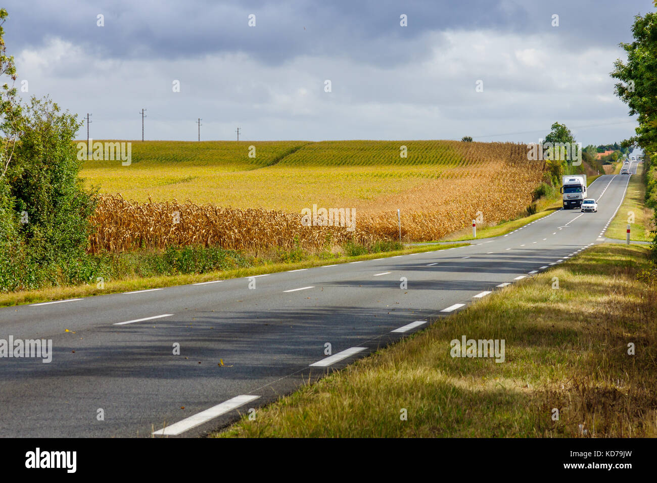 Paysage De Campagne Et La Route En Region Pays De La Loire Dans L Ouest De La France Photo Stock Alamy