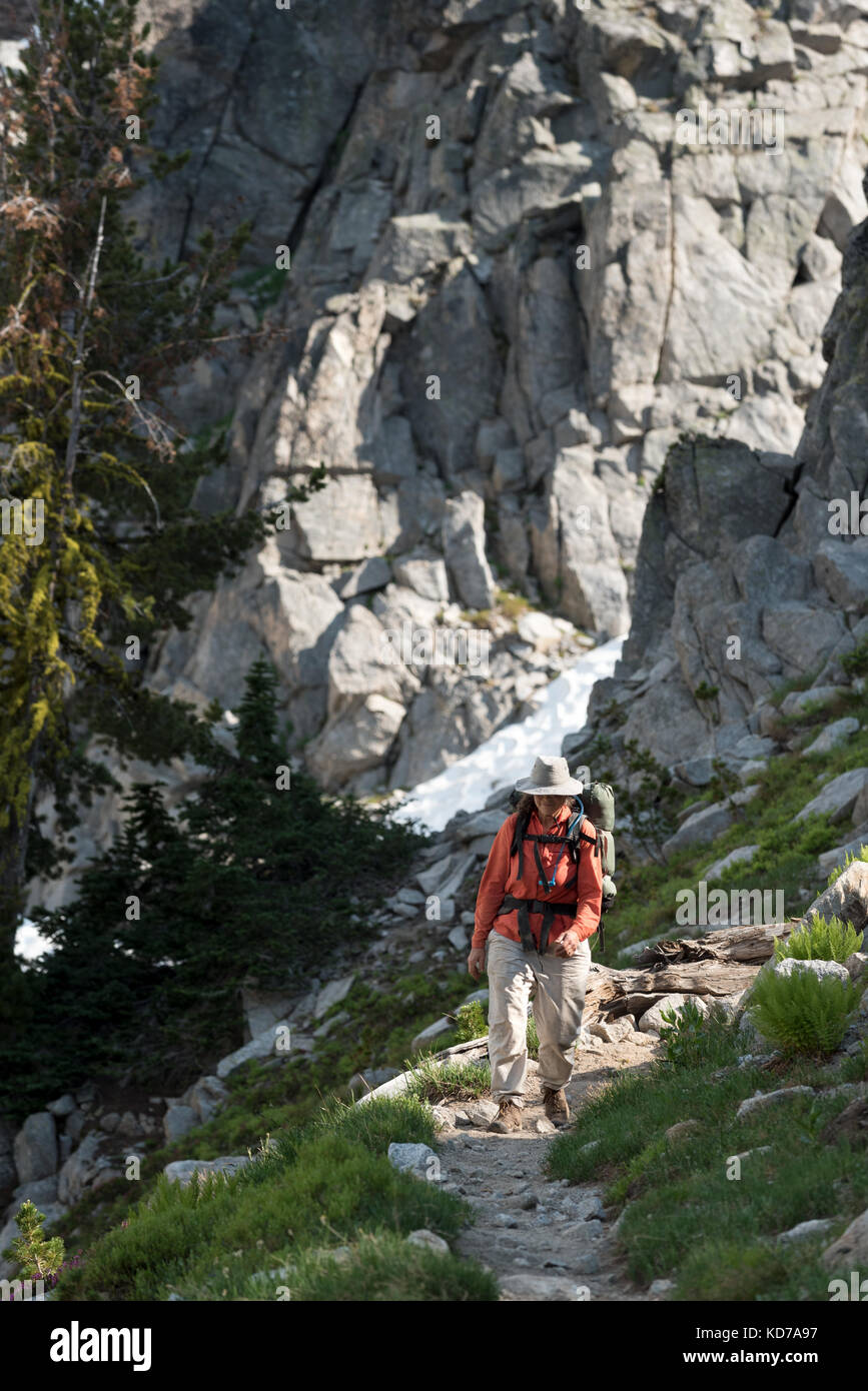 Sac femme dans les montagnes wallowa, Oregon. Banque D'Images