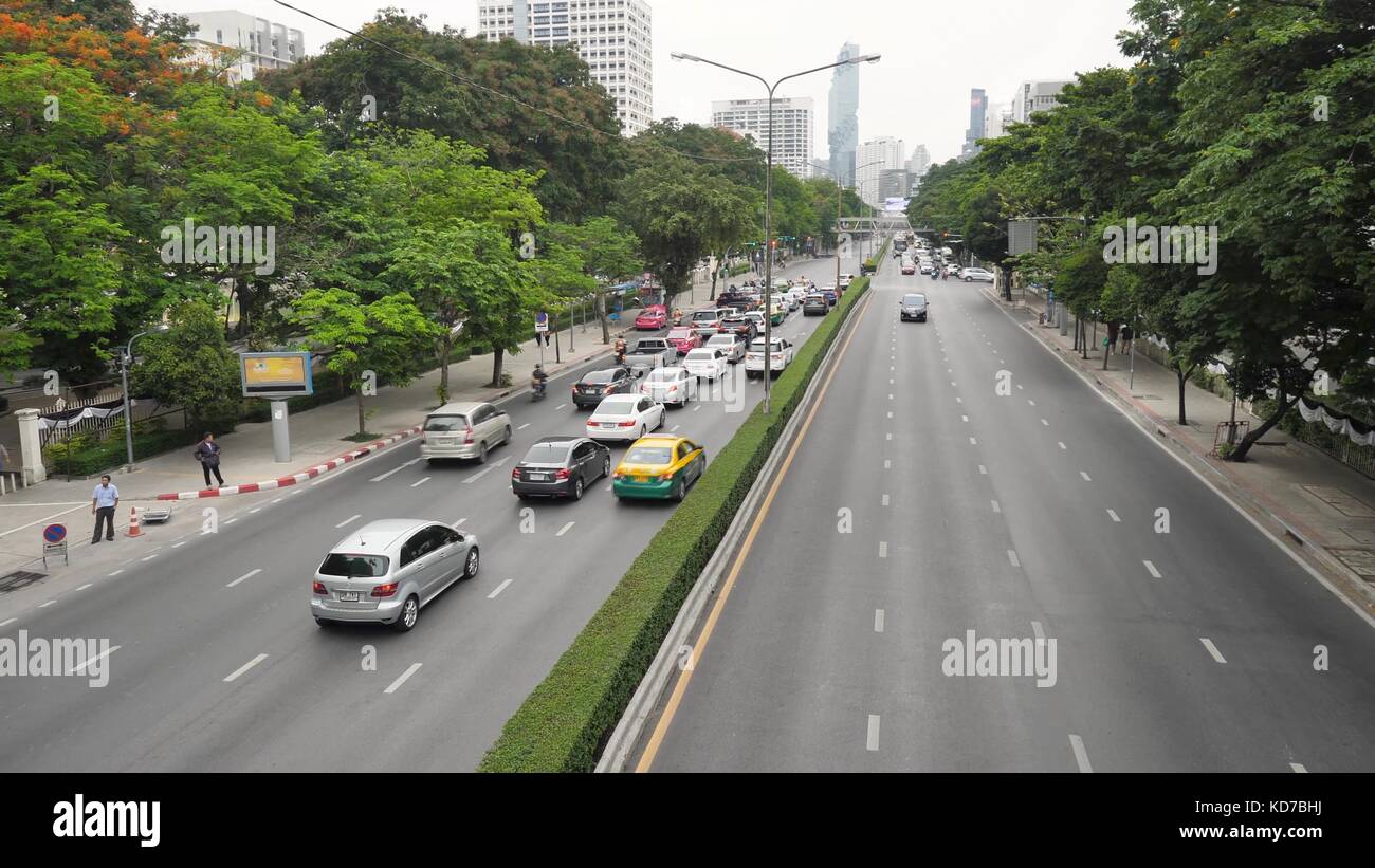 BANGKOK - 9 JUIN : Thaïlande Bangkok scène de rue avec embouteillages lourds sur la route de Sukhumvit la plus longue route de Thaïlande , 9 juin 2017, à Bangkok. Tour de construction à Bangkok Thaïlande Banque D'Images