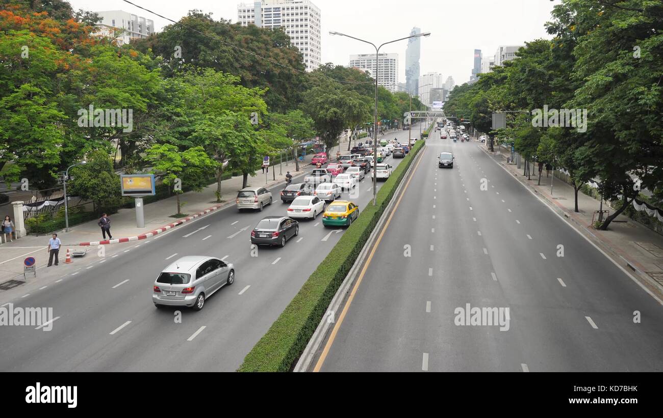 Bangkok - Bangkok Thaïlande 9 juin:Scène de rue avec la congestion du trafic lourd sur Sukhumvit Road, la route la plus longue en Thaïlande , le 9 juin 2017, à Bangkok. construire tour à Bangkok en Thaïlande Banque D'Images