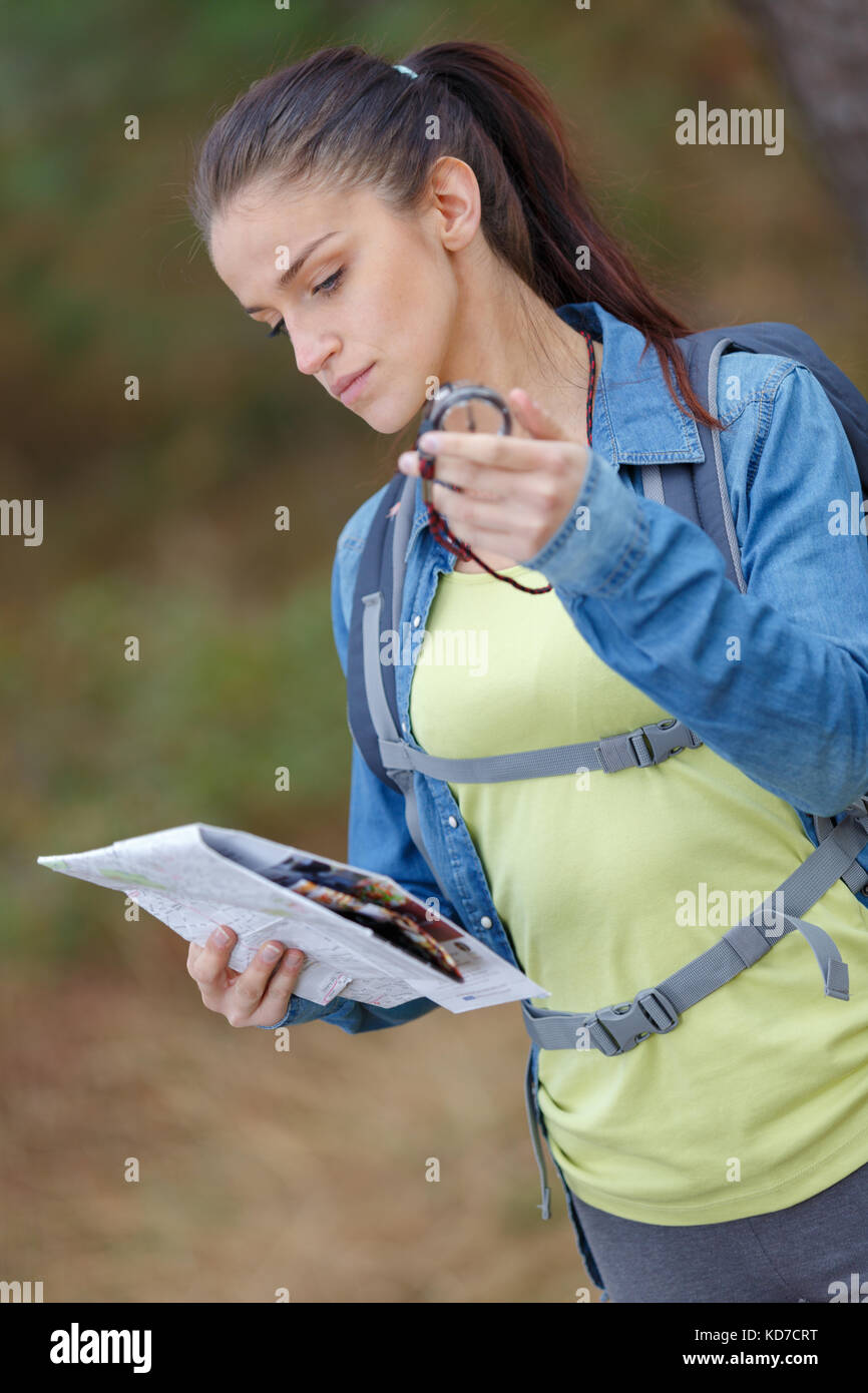 Young woman holding boussole et carte Banque D'Images