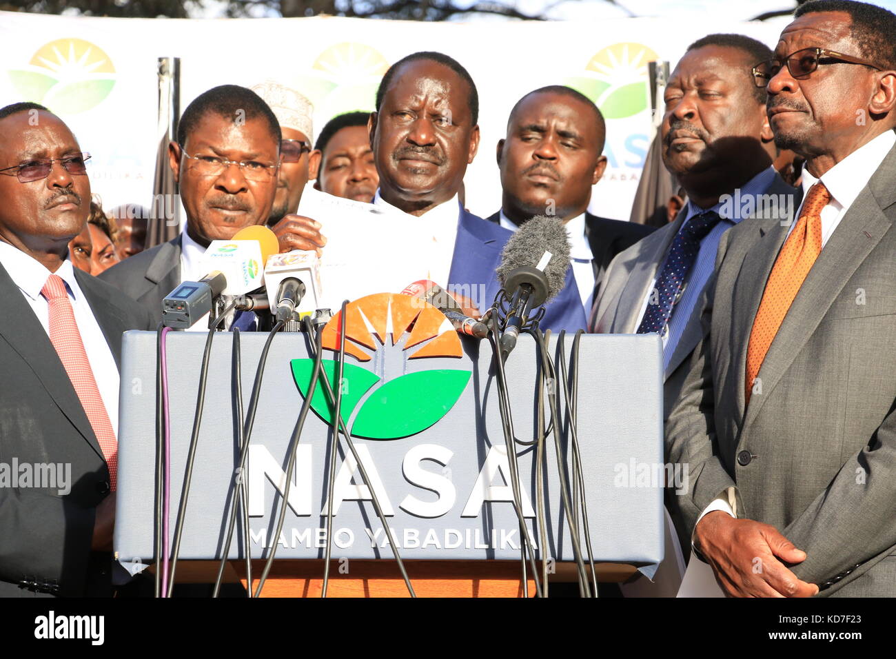 Nairobi, Kenya. 10 octobre 2017. Le leader de l'opposition kenyane Raila Odinga (3ème l) s'exprime lors d'un point de presse à Nairobi, capitale du Kenya, en octobre. 10, 2017. Le leader de l'opposition kenyane, Raila Odinga, s'est retiré mardi de la reprise présidentielle prévue pour octobre. 26. Crédit : Fred Mutune/Xinhua/Alamy Live News Banque D'Images