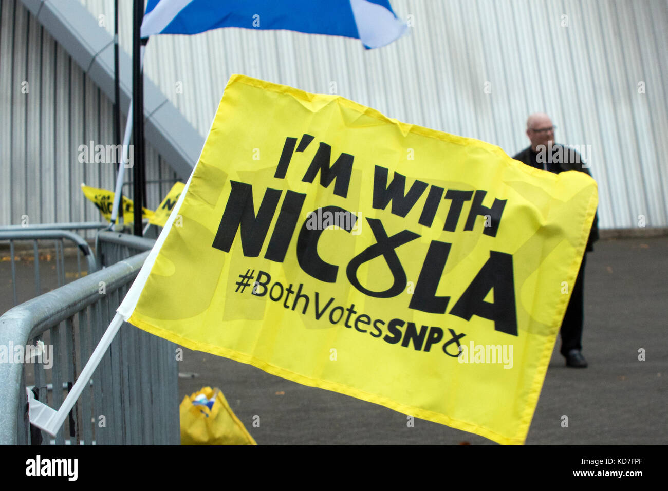 Glasgow, Ecosse, Royaume-Uni. 10 octobre, 2017. La 83e conférence nationale annuelle du parti national écossais (SNP) a été clôturée par le premier ministre de l'écosse, Nicola sturgeon. l'événement de trois jours à l'événement écossais campus (sec) à Glasgow, qui a commencé le dimanche, a attiré des milliers de délégués de l'ensemble de l'Ecosse, ainsi que des organismes, des entreprises, des observateurs et des médias du Royaume-Uni et l'Europe. ms. sturgeon a dit que son gouvernement a "ouvert la voie" au cours de sa décennie au pouvoir, avec l'accent "sur les dix prochaines années et au-delà.' iain mcguinness / alamy live news Banque D'Images Glasgow, Ecosse, Royaume-Uni. 10 octobre, 2017. La 83e conférence nationale annuelle du parti national écossais (SNP) a été clôturée par le premier ministre de l'écosse, Nicola sturgeon. l'événement de trois jours à l'événement écossais campus (sec) à Glasgow, qui a commencé le dimanche, a attiré des milliers de délégués de l'ensemble de l'Ecosse, ainsi que des organismes, des entreprises, des observateurs et des médias du Royaume-Uni et l'Europe. ms. sturgeon a dit que son gouvernement a "ouvert la voie" au cours de sa décennie au pouvoir, avec l'accent "sur les dix prochaines années et au-delà.' iain mcguinness / alamy live news Banque D'Images