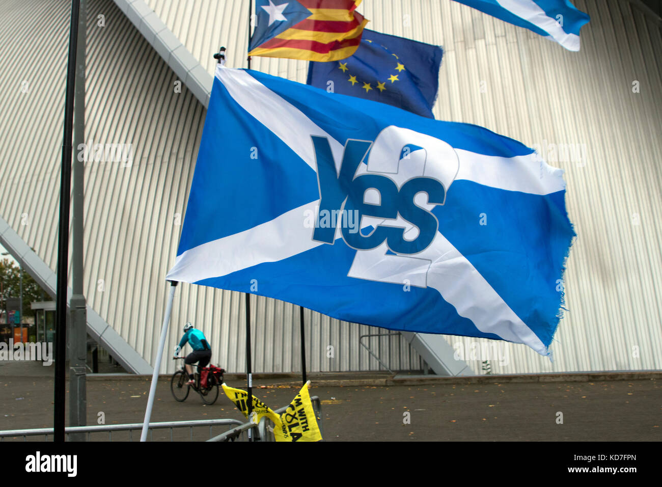 Glasgow, Ecosse, Royaume-Uni. 10 octobre, 2017. La 83e conférence nationale annuelle du parti national écossais (SNP) a été clôturée par le premier ministre de l'écosse, Nicola sturgeon. l'événement de trois jours à l'événement écossais campus (sec) à Glasgow, qui a commencé le dimanche, a attiré des milliers de délégués de l'ensemble de l'Ecosse, ainsi que des organismes, des entreprises, des observateurs et des médias du Royaume-Uni et l'Europe. ms. sturgeon a dit que son gouvernement a "ouvert la voie" au cours de sa décennie au pouvoir, avec l'accent "sur les dix prochaines années et au-delà.' iain mcguinness / alamy live news Banque D'Images Glasgow, Ecosse, Royaume-Uni. 10 octobre, 2017. La 83e conférence nationale annuelle du parti national écossais (SNP) a été clôturée par le premier ministre de l'écosse, Nicola sturgeon. l'événement de trois jours à l'événement écossais campus (sec) à Glasgow, qui a commencé le dimanche, a attiré des milliers de délégués de l'ensemble de l'Ecosse, ainsi que des organismes, des entreprises, des observateurs et des médias du Royaume-Uni et l'Europe. ms. sturgeon a dit que son gouvernement a "ouvert la voie" au cours de sa décennie au pouvoir, avec l'accent "sur les dix prochaines années et au-delà.' iain mcguinness / alamy live news Banque D'Images