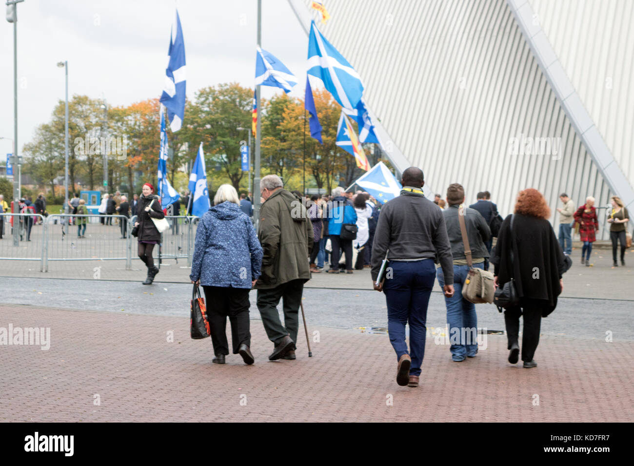Glasgow, Ecosse, Royaume-Uni. 10 octobre, 2017. La 83e conférence nationale annuelle du parti national écossais (SNP) a été clôturée par le premier ministre de l'écosse, Nicola sturgeon. l'événement de trois jours à l'événement écossais campus (sec) à Glasgow, qui a commencé le dimanche, a attiré des milliers de délégués de l'ensemble de l'Ecosse, ainsi que des organismes, des entreprises, des observateurs et des médias du Royaume-Uni et l'Europe. ms. sturgeon a dit que son gouvernement a "ouvert la voie" au cours de sa décennie au pouvoir, avec l'accent "sur les dix prochaines années et au-delà.' iain mcguinness / alamy live news Banque D'Images Glasgow, Ecosse, Royaume-Uni. 10 octobre, 2017. La 83e conférence nationale annuelle du parti national écossais (SNP) a été clôturée par le premier ministre de l'écosse, Nicola sturgeon. l'événement de trois jours à l'événement écossais campus (sec) à Glasgow, qui a commencé le dimanche, a attiré des milliers de délégués de l'ensemble de l'Ecosse, ainsi que des organismes, des entreprises, des observateurs et des médias du Royaume-Uni et l'Europe. ms. sturgeon a dit que son gouvernement a "ouvert la voie" au cours de sa décennie au pouvoir, avec l'accent "sur les dix prochaines années et au-delà.' iain mcguinness / alamy live news Banque D'Images