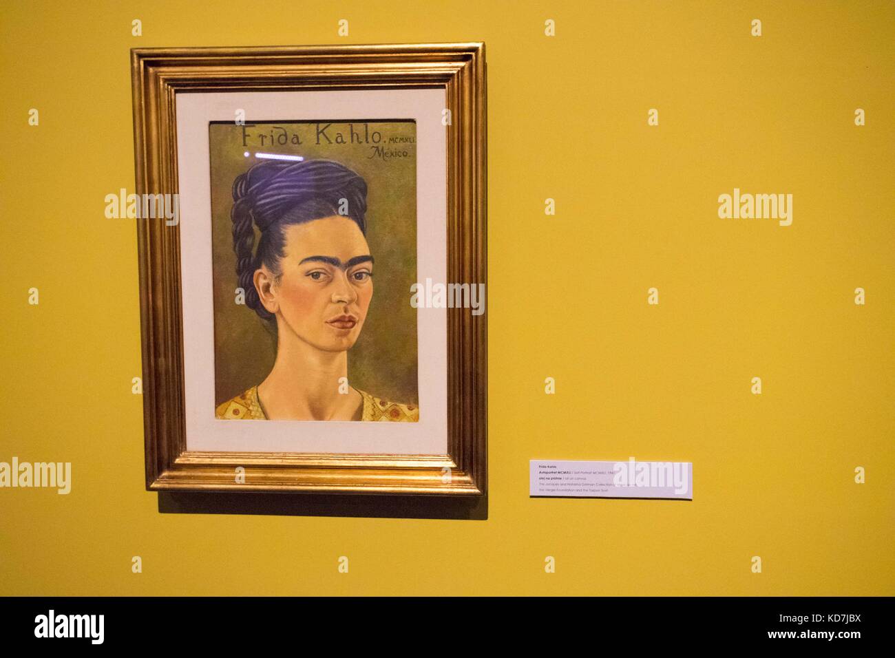 Poznan, Wielkopolska, Pologne. 26 septembre 2017. 10 octobre 2017 - Poznan, Pologne - les œuvres de Frida Kahlo et Diego Rivera sont toujours présentées au Centre culturel de Zamek à l'exposition Frida Kahlo et Diego Rivera. Le contexte polonais». Dans l'image : Frida Kahlo : Autoportrait MCMXLI, 1941 ; huile sur toile, 39 x 27, 5 cm; collection d'art mexicain Jacques et Natasha Gelman, Fondation Vergel et Tarpon Trust ; © 2017 Banco de Mexico Diego Rivera Frida Kahlo Museums Trust, Mexico, D.F./Artists Rights Society (ARS), New York. ! PUBLICATION UNIQUEMENT AVEC LA DESCRIPTION COMPLÈTE DU Banque D'Images