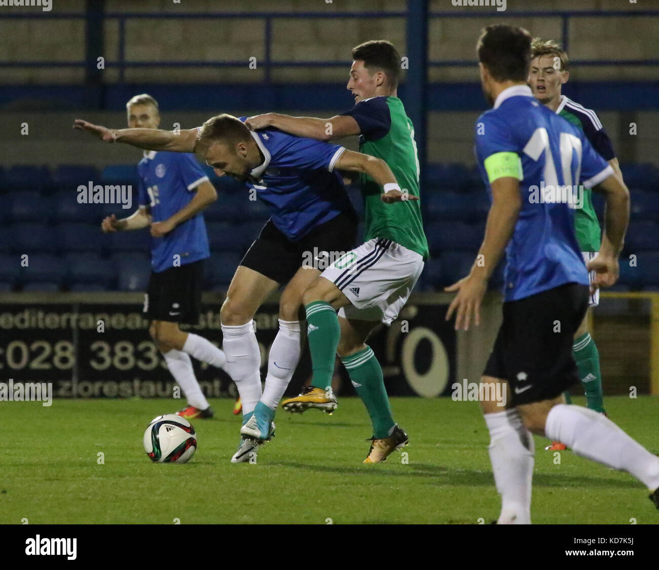 Lurgan, Irlande du Nord, Royaume-Uni. 10 Oct, 2017. En vertu de l'UEFA 2019 21 Qualificatif Championnat - Groupe 2 - Irlande du Nord 4 Estonie 2. La Jordanie Thompson (10) fait un s'attaquer pour l'Irlande du Nord. Crédit : David Hunter/Alamy Live News Banque D'Images