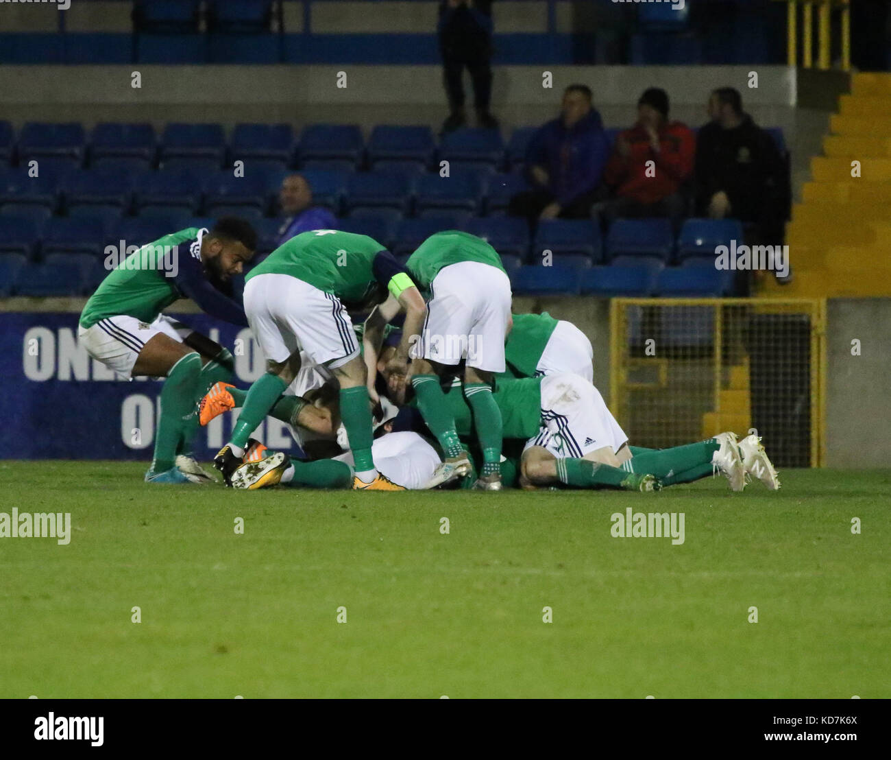 Lurgan, Irlande du Nord, Royaume-Uni. 10 Oct, 2017. En vertu de l'UEFA 2019 21 Qualificatif Championnat - Groupe 2 - Irlande du Nord 4 Estonie 2. L'Irlande du Nord'sDale Gorman est attaqué après sa eualiser 92-2) pour l'Irlande du Nord. Crédit : David Hunter/Alamy Live News Banque D'Images