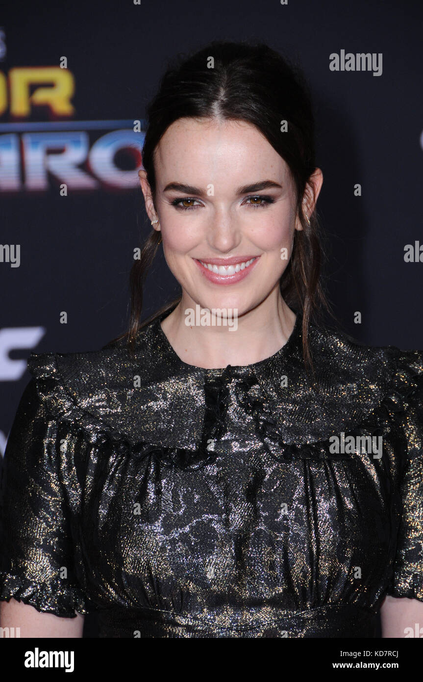 Hollywood, CALIFORNIE, États-Unis. 10 octobre 2017. Elizabeth Henstridge. Première mondiale de ''Thor : Ragnarok'' au théâtre El Capitan à Hollywood. Crédit : Birdie Thompson/AdMedia/ZUMA Wire/Alamy Live News Banque D'Images
