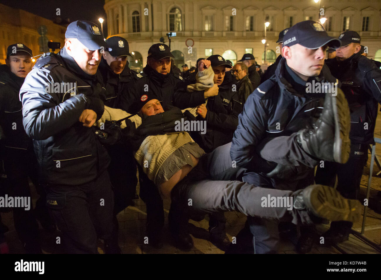 Varsovie, Pologne. 10 octobre 2017. Le 10.10.2017, plusieurs centaines de personnes se sont rassemblées près du palais présidentiel de Varsovie pour protester contre la marche mensuelle organisée en mémoire de l'ancien président polonais Lech Kaczynski décédé lors d'un accident d'avion à l'aéroport de Smolensk le 10.04.2010 et contre la politique gouvernementale en général. Au cours de la manifestation, plusieurs confrontations de moindre ampleur avec la police ont eu lieu. - PAS DE SERVICE DE FIL - crédit : Jan A. Nicolas/dpa/Alamy Live News Banque D'Images