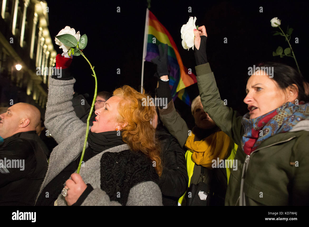 Varsovie, Pologne. 10 octobre 2017. Le 10.10.2017, plusieurs centaines de personnes se sont rassemblées près du palais présidentiel de Varsovie pour protester contre la marche mensuelle organisée en mémoire de l'ancien président polonais Lech Kaczynski décédé lors d'un accident d'avion à l'aéroport de Smolensk le 10.04.2010 et contre la politique gouvernementale en général. Au cours de la manifestation, plusieurs confrontations de moindre ampleur avec la police ont eu lieu. - PAS DE SERVICE DE FIL - crédit : Jan A. Nicolas/dpa/Alamy Live News Banque D'Images