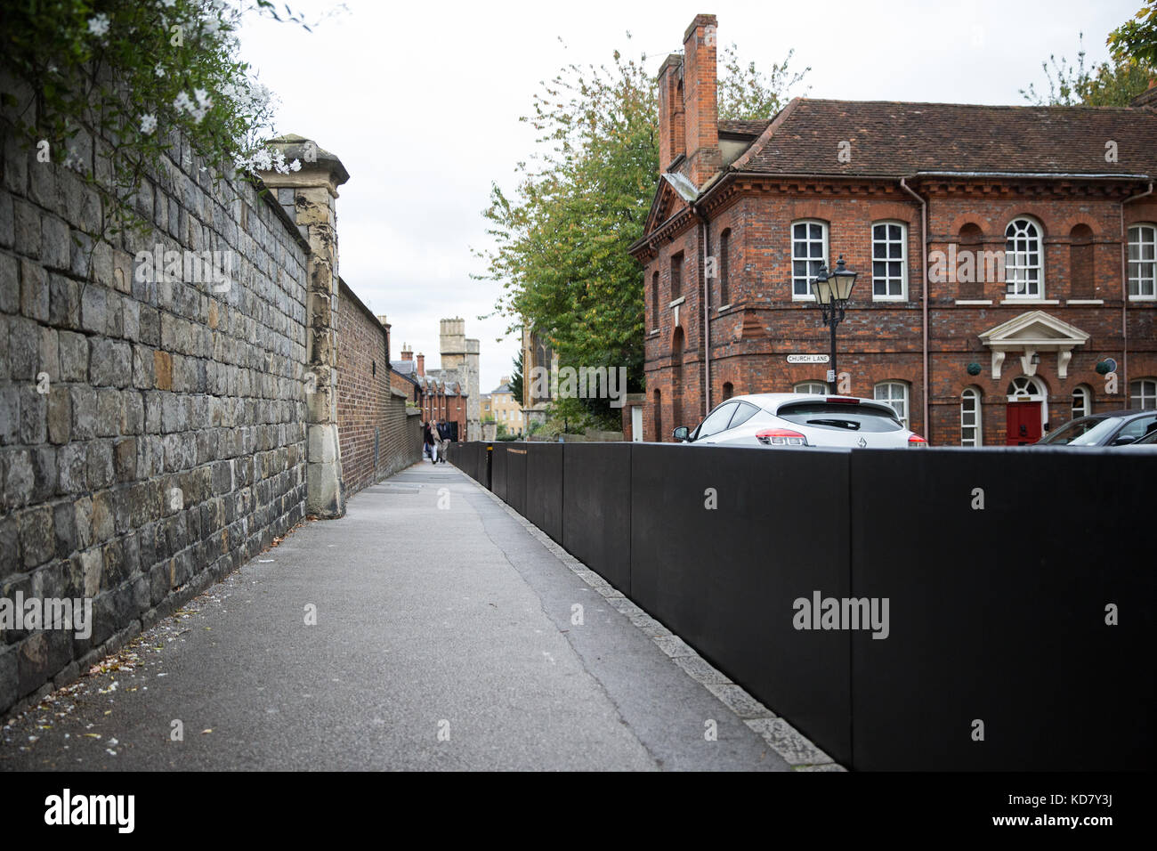 Windsor, Royaume-Uni. Oct 11, 2017. Barrières de sécurité supplémentaires ont été installés dans la colline du Château et St Albans Street (vu ici) autour du château de Windsor afin d'améliorer la sécurité pour les visiteurs de l'église et la cérémonie de la relève de la garde à la suite de consultations entre Thames Valley Police, la Maison Royale et le Royal Borough of Windsor and Maidenhead. Credit : Mark Kerrison/Alamy Live News Banque D'Images